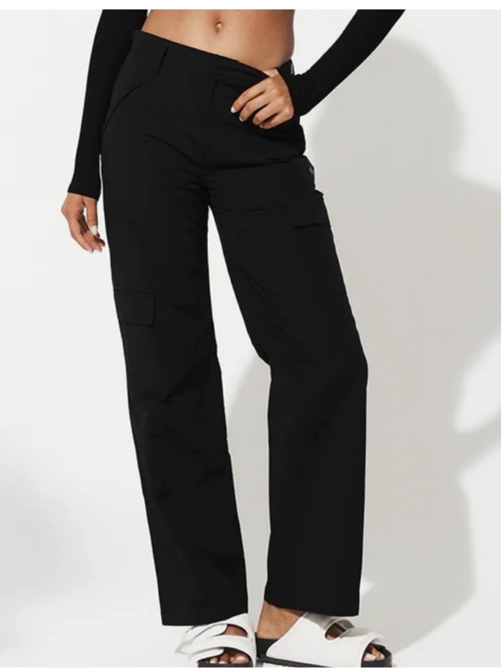 ALO Yoga Black Straight-Leg Cargo Pants with High Waist - Picture 3 of 4